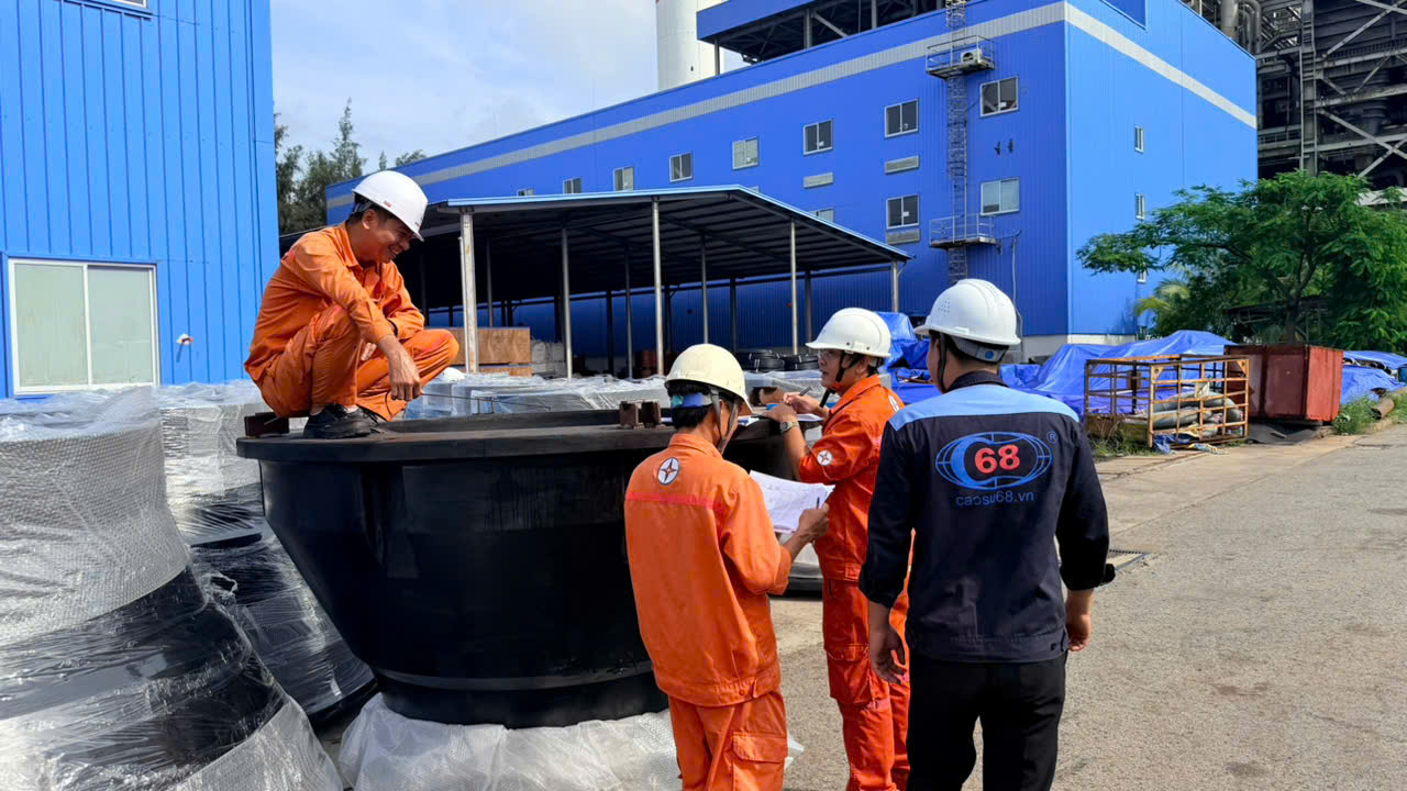 Công ty Cổ phần Sản xuất và Thương mại 68 đã hoàn thành việc bàn giao 11 quả đệm va SPC cho Nhà Máy Nhiệt điện Duyên Hải, tỉnh Vĩnh Long.